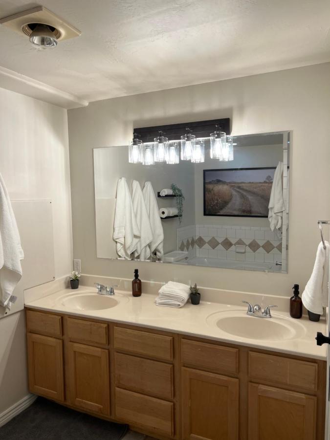 Above Ground Basement Apartment 2 Bedroom 1 B Retreat With Gorgeous View Draper Exterior photo