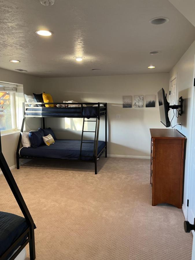 Above Ground Basement Apartment 2 Bedroom 1 B Retreat With Gorgeous View Draper Exterior photo